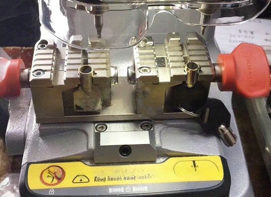 Xhorse Dolphin XP-007 Vertical Laser Flat Keys Machine de coupe avec tension nominale 24V